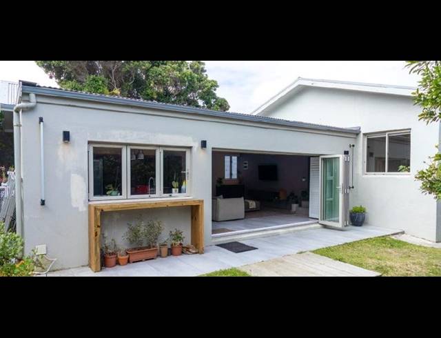 6 BEDROOM HOUSE FOR SALE IN KLEINBAAI